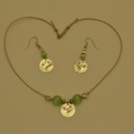 ras-de-cou et boucles d'oreilles avec des médailles percées d'étoiles couleur argent et vert