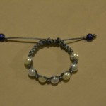 bracelet shamballa avec queue de rat grise et perle blanche, écru et bleu nacré