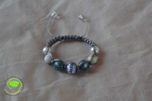 Bracelet de type Shamballa avec des perles de dimensions moyennes de couleur blanche, bleue et grise avec une queue de rat gris moyen