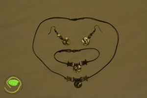 boucles d'oreilles, collier et bracelet composés de perles oeil de chat rose, fil de cuir violet et petites étoiles 