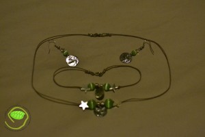 boucles d'oreilles, collier et bracelet composés de perles oeil de chat vertes, cordelette en cuir beige, médailles étoiles et petites étoiles